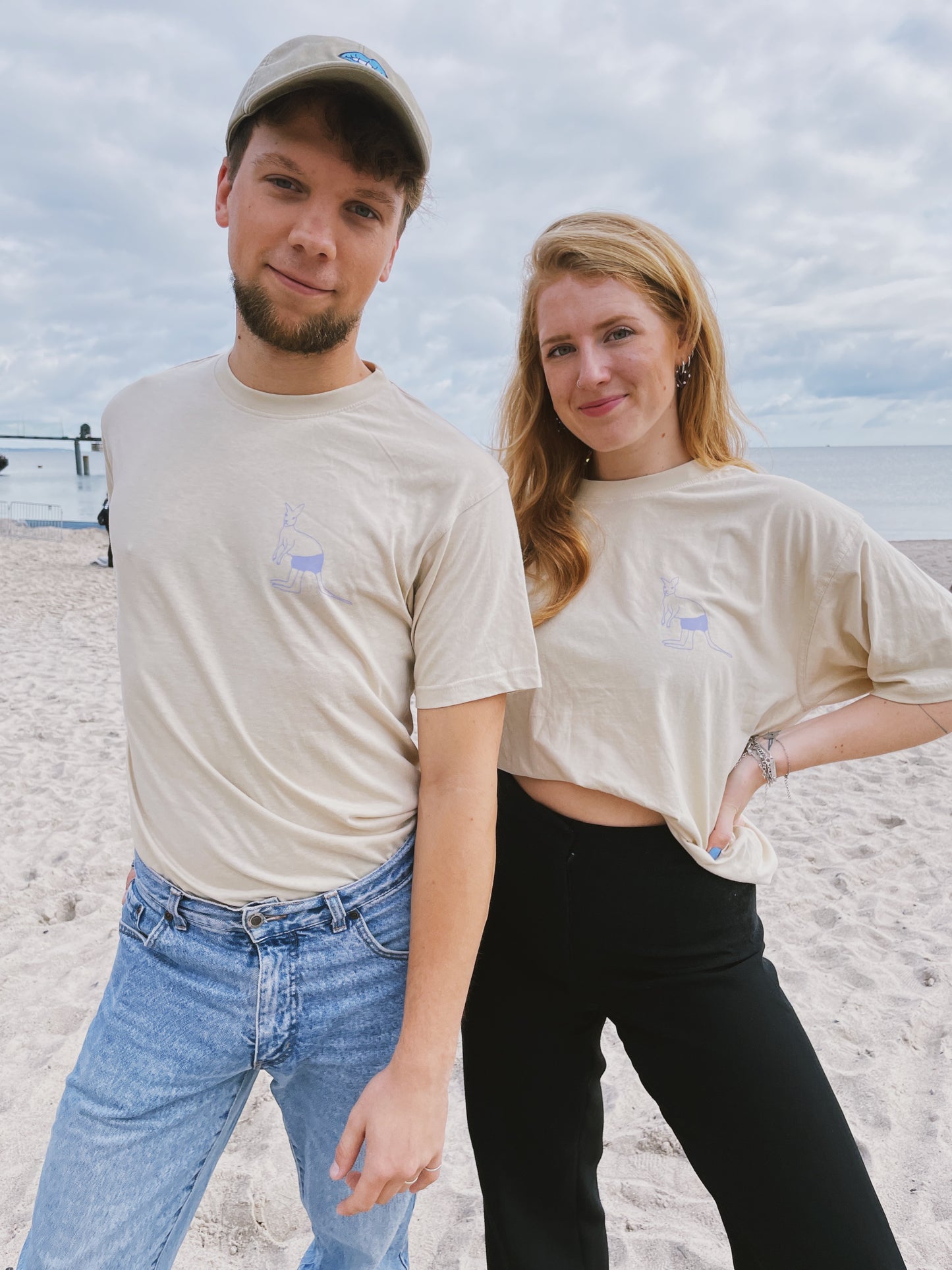T-Shirt aus Baumwolle mit Siebdruck "Känguru im kleinen Schwarzen"