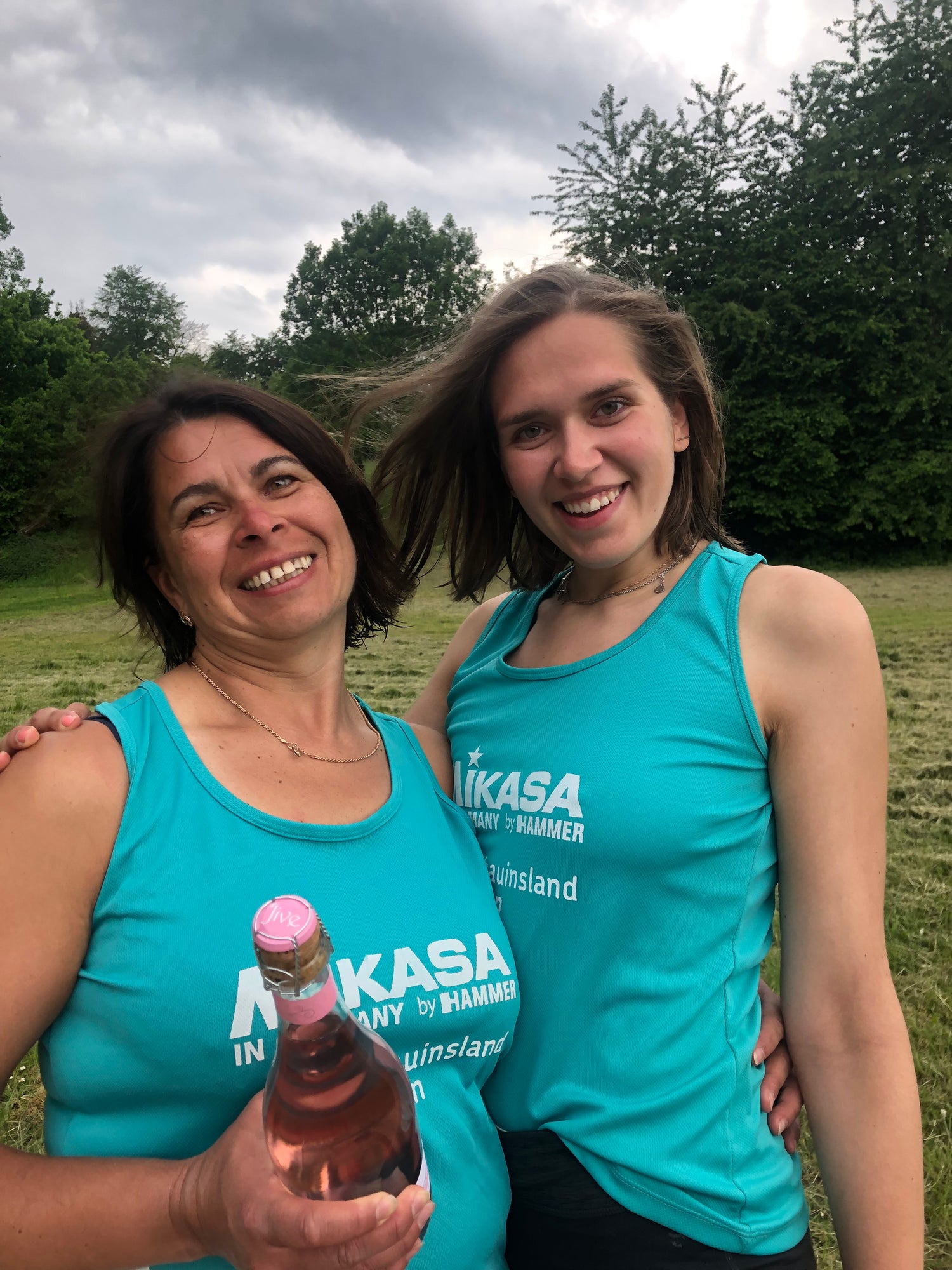 Katharina und ihre Mama nach einem erfolgreichen Beachvolleyball-Turnier