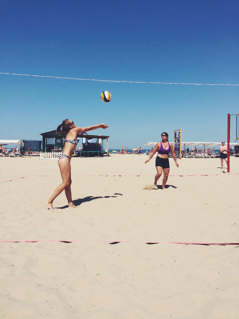 Katharina und ihre Mutter beim Beachvolleyball Spielen am Strand