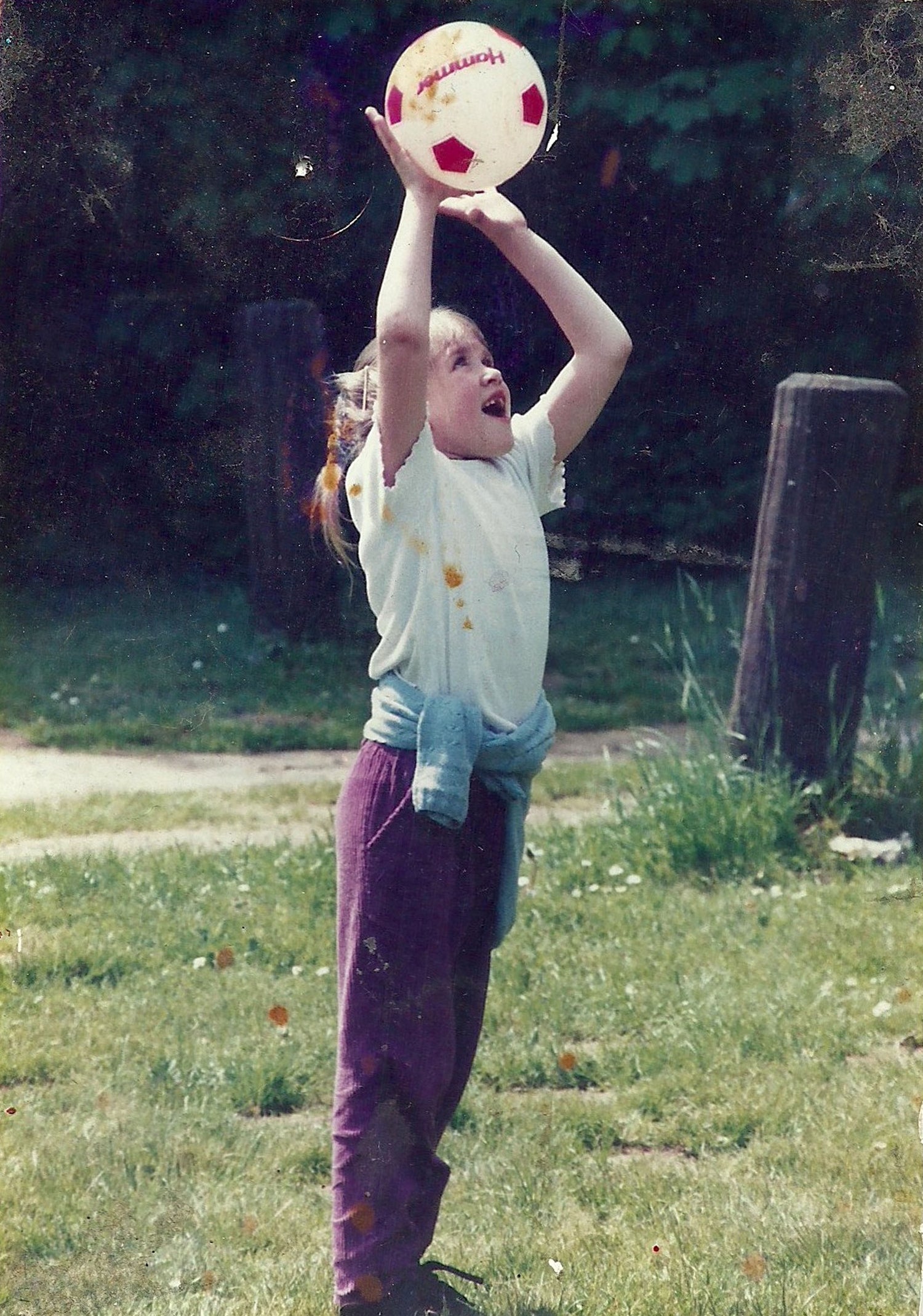 Katharina als kleines Mädchen beim Volleyball Spielen